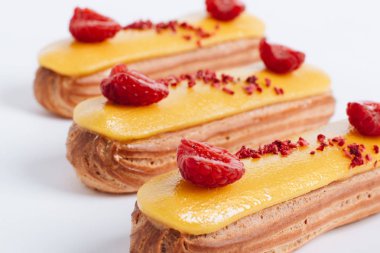 sarı sır ve ahududu ile lezzetli eklerleri kümesi