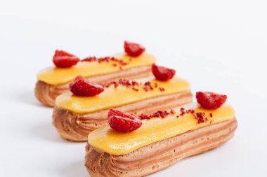 sarı sır ve ahududu ile lezzetli eklerleri kümesi