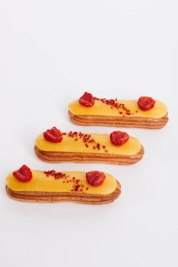 sarı sır ile lezzetli eklerleri kümesi renkli tatlı 