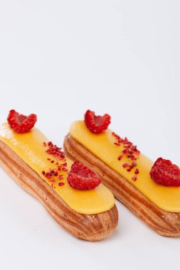 sarı sır ve ahududu ile lezzetli eklerleri kümesi