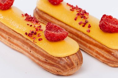 sarı sır ve ahududu ile lezzetli eklerleri kümesi