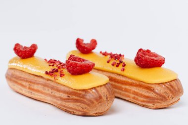 sarı sır ve ahududu ile lezzetli eklerleri kümesi