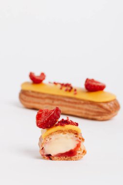 sarı sır ve ahududu ile lezzetli eklerleri kümesi