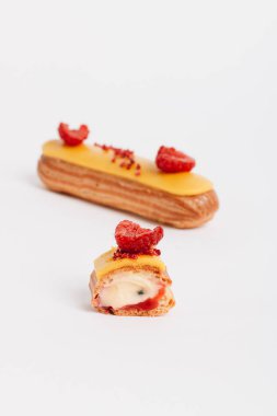 sarı sır ve ahududu ile lezzetli eklerleri kümesi