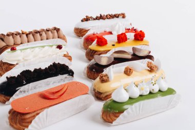 Sır ile lezzetli eklerleri kümesi renkli tatlı