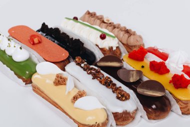 Sır ile lezzetli eklerleri kümesi renkli tatlı