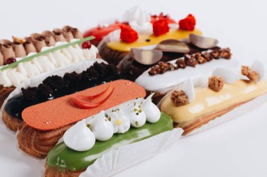 Sır ile lezzetli eklerleri kümesi renkli tatlı