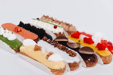 Sır ile lezzetli eklerleri kümesi renkli tatlı