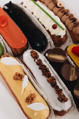 Sır ile lezzetli eklerleri kümesi renkli tatlı