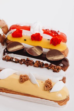 Sır ile lezzetli eklerleri kümesi renkli tatlı 