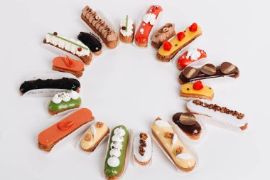 Set yuvarlak çerçeve içinde düzenlenmiş sır ile lezzetli tatlılar 