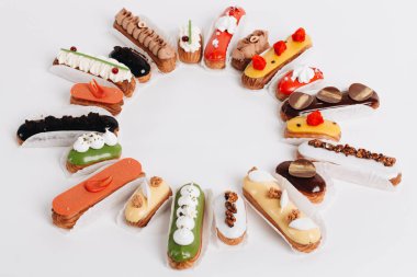 Set yuvarlak çerçeve içinde düzenlenmiş sır ile lezzetli tatlılar 