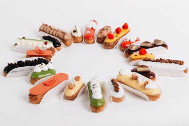 Set yuvarlak çerçeve içinde düzenlenmiş sır ile lezzetli tatlılar 