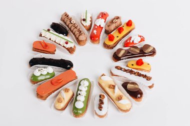 Set yuvarlak çerçeve içinde düzenlenmiş sır ile lezzetli tatlılar 