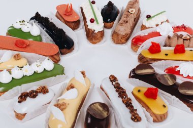 Set yuvarlak çerçeve içinde düzenlenmiş sır ile lezzetli tatlılar 