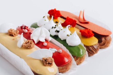 Sır ile lezzetli eklerleri kümesi renkli tatlı 