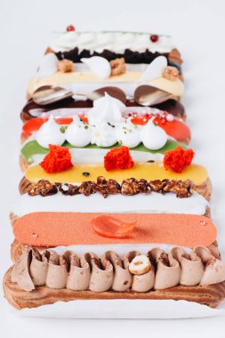 sır ile lezzetli tatlılar kümesi renkli tatlı 