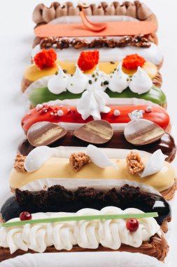 sır ile lezzetli tatlılar kümesi renkli tatlı 