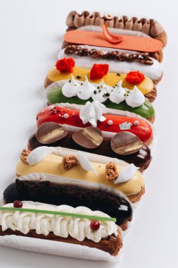 sır ile lezzetli tatlılar kümesi renkli tatlı 