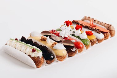 sır ile lezzetli tatlılar kümesi renkli tatlı 