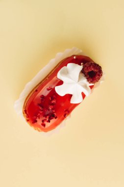 Kırmızı sır ve ahududu, tatlı tatlı lezzetli pasta 