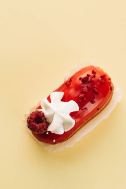 Kırmızı sır ve ahududu, tatlı tatlı lezzetli pasta 