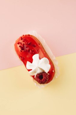 Kırmızı sır ve ahududu, tatlı tatlı lezzetli pasta 