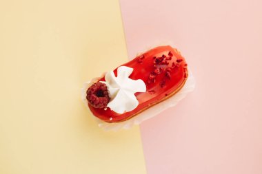 Kırmızı sır ve ahududu, tatlı tatlı lezzetli pasta 