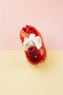 Kırmızı sır ve ahududu, tatlı tatlı lezzetli pasta 