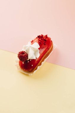 Kırmızı sır ve ahududu, tatlı tatlı lezzetli pasta 