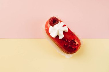 Kırmızı sır ve ahududu, tatlı tatlı lezzetli pasta 