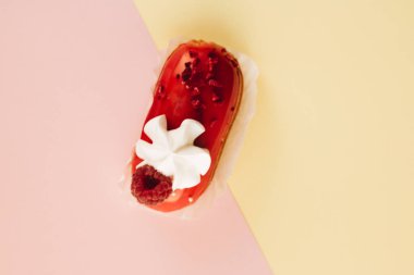 Kırmızı sır ve ahududu, tatlı tatlı lezzetli pasta 