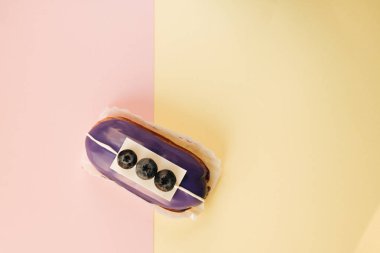 menekşe sır ve bluberries, tatlı tatlı lezzetli pasta 