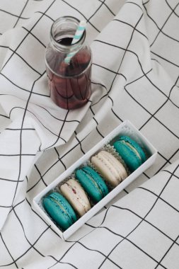 kompozisyon kumaş, tatlı tatlı üzerine lezzetli macaroons 
