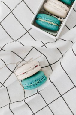 kompozisyon üzerinde masa örtüsü, tatlı tatlı lezzetli macaroons 
