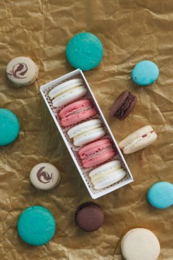 hediye kutusunda, tatlı tatlı lezzetli macaroons bileşimi  