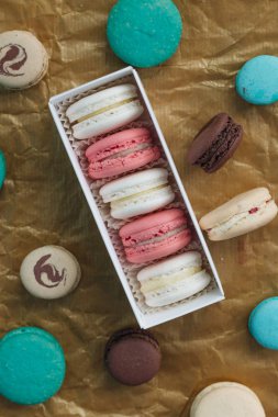 hediye kutusunda, tatlı tatlı lezzetli macaroons bileşimi  