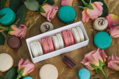 hediye kutusunda, tatlı tatlı lezzetli macaroons bileşimi 