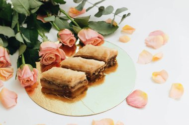 Baklava tatlı tatlı. Kıyılmış fındık ile dolu ve şekerli ve şurubu veya bal ile birlikte düzenlenen filo kat pasta yaptı