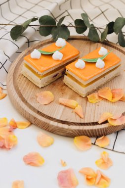 lezzetli pasta çiçek yaprakları ile süslenmiş ahşap tahta üzerinde iki adet 