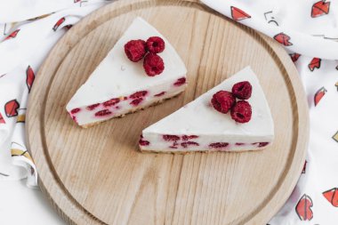 lezzetli kek ahududu, tatlı tatlı ile iki adet 