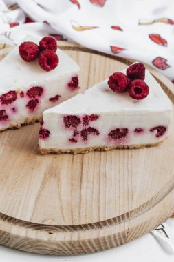 lezzetli kek ahududu, tatlı tatlı ile iki adet 