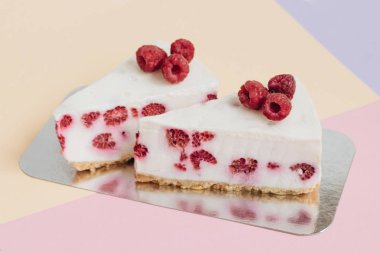 lezzetli kek ahududu, tatlı tatlı ile iki adet 