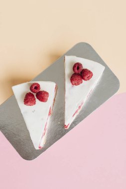 lezzetli kek ahududu, tatlı tatlı ile iki adet 