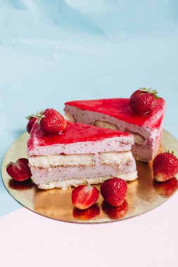 lezzetli kek çilek, iki adet tatlı tatlı 