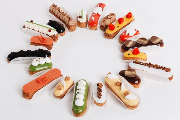 Set yuvarlak çerçeve içinde düzenlenmiş sır ile lezzetli tatlılar 