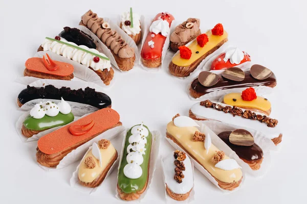 Set yuvarlak çerçeve içinde düzenlenmiş sır ile lezzetli tatlılar 