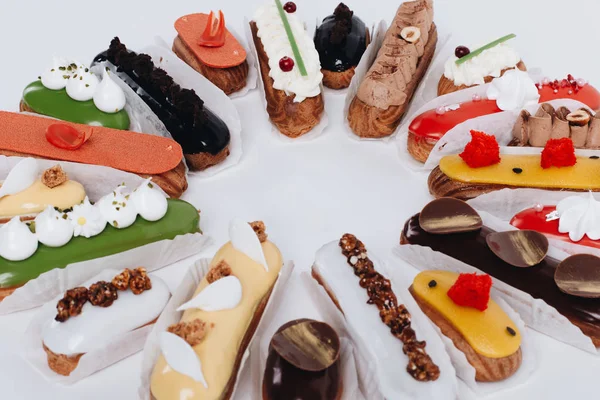 Set yuvarlak çerçeve içinde düzenlenmiş sır ile lezzetli tatlılar 