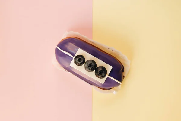 Deliciosa Eclair Con Esmalte Violeta Arándanos Postre Dulce — Foto de Stock