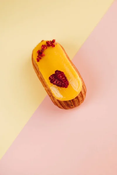 Delicioso Eclair Com Esmalte Amarelo Sobremesa Doce — Fotografia de Stock